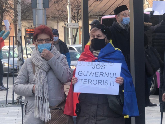 Protest anti-restricții la Cluj: „Jos Guwernul terorist”. Pancartele „strigă”: „Restaurantele mor de foame”. FOTO/VIDEO